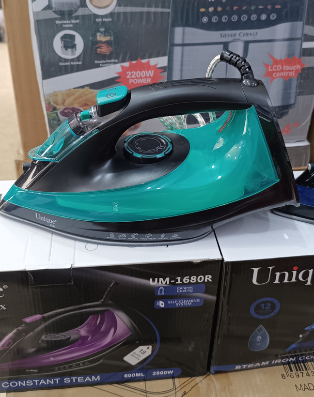 اتو بخار یونیک مدل UM1680R ظرفیت ۰.۶ لیتر